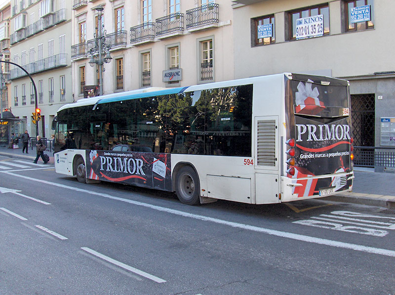Bienvenida Málaga, ¡pasión por la publicidad en autobuses y el sol!